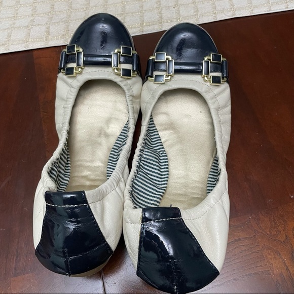 Tahari Gloria Navy& cream Leather Ballet Flat Size 7 1/2 - Picture 2 of 7